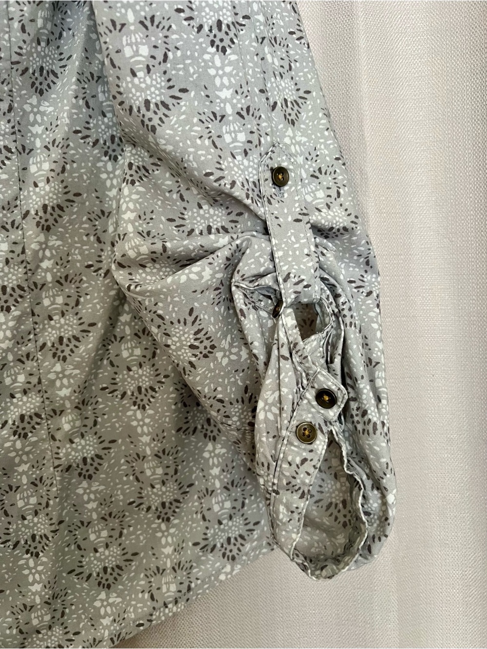 Bit & Bridle Women’s Large Gray Floral Print Pintuck Peasant Blouse - Picture 5 of 7